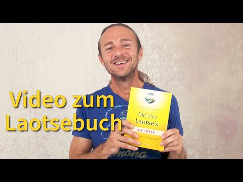 Mann hält Buch Laotse in der Hand