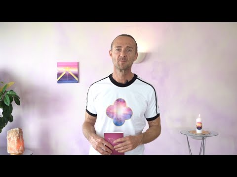 Mann hält Buch Elise Funke des Erwachens in der Hand