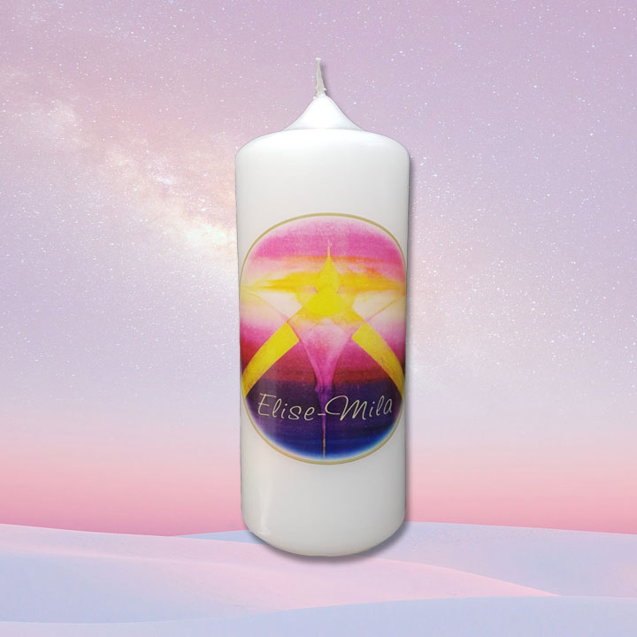 Kerze mit Elise-Mila Logo vor rosa Hintergrund