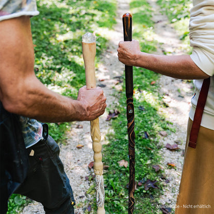 Muster Elbenstäbe in Hand beim Wandern